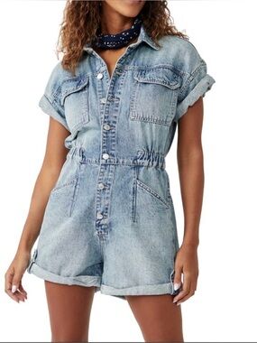 We The Free Marci Cuffed light Wash Denim Shortalls  Size Small